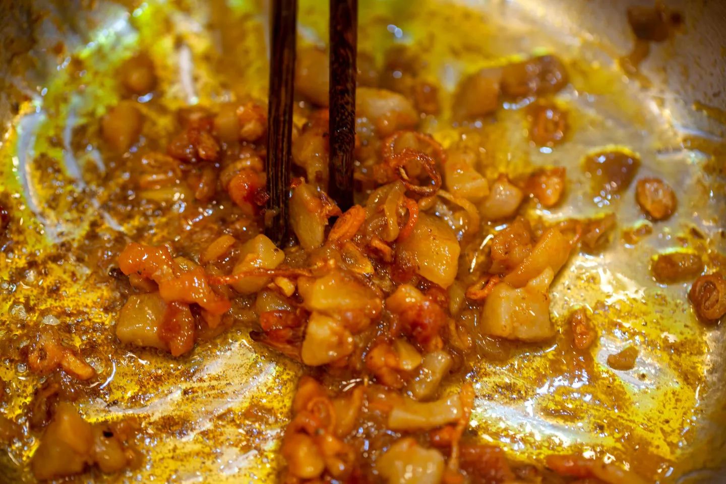 Chưng gạch cua với mỡ nước để tạo màu sắc hấp dẫn