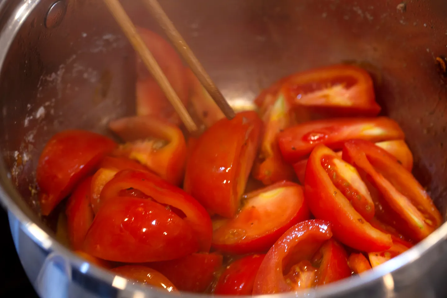 Xào cà chua mứt cau tạo vị chua thanh cho nước dùng