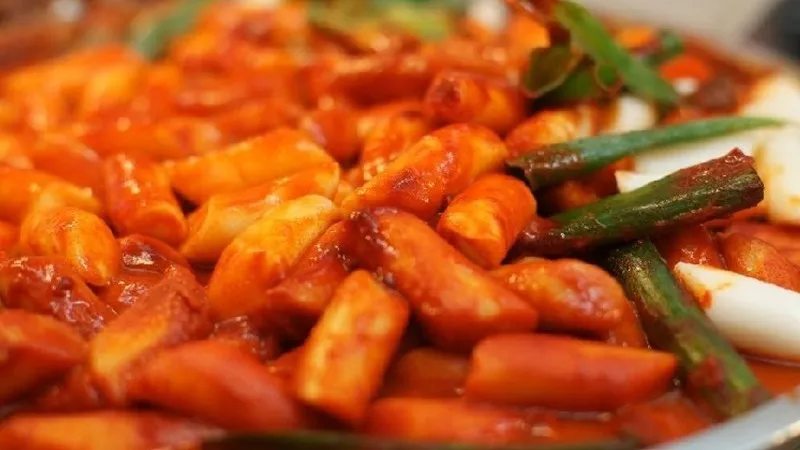 Tteokbokki bánh gạo cay Hàn Quốc sốt đỏ đậm đà