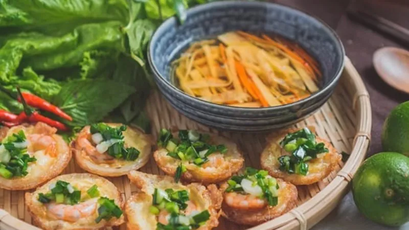 Bánh khọt Vũng Tàu vàng giòn với nhân tôm tươi rói