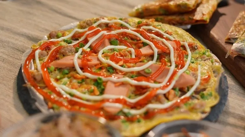 Bánh tráng nướng Đà Lạt giòn tan trên bếp than hồng