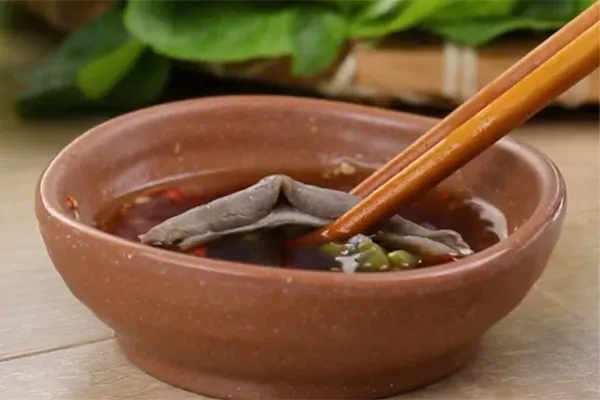 Nước chấm tiêu xanh tỏi ớt đi kèm món bao tử hầm tiêu