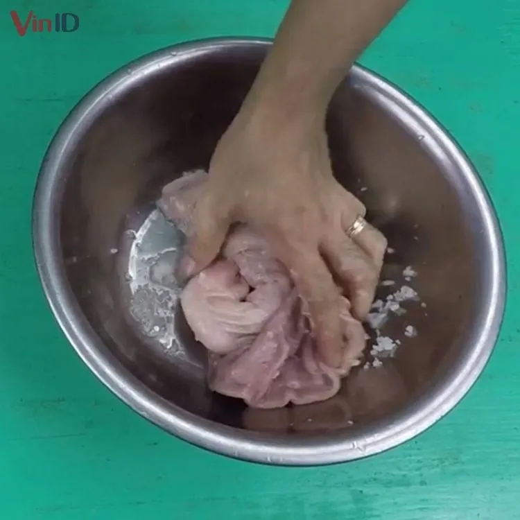 Bao tử heo được sơ chế sạch sẽ với muối và chanh