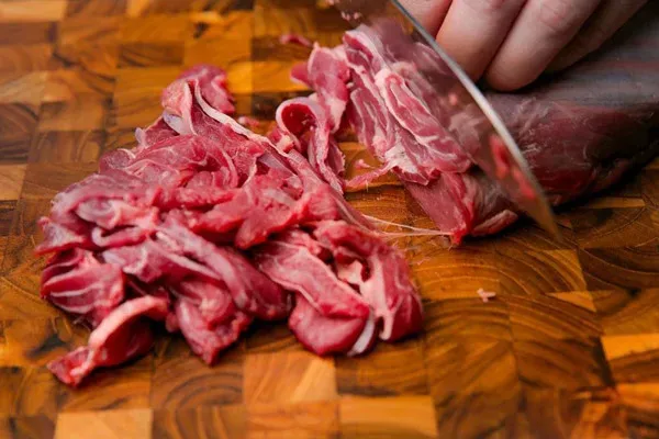 Bắp bò nấu lẩu nên thái lát mỏng để dễ nấu chín