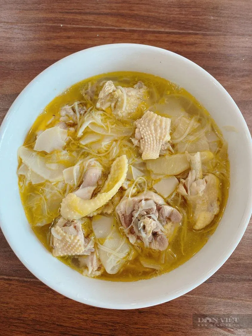 Món thịt gà nấu măng chua với màu sắc hấp dẫn và hương vị đặc trưng