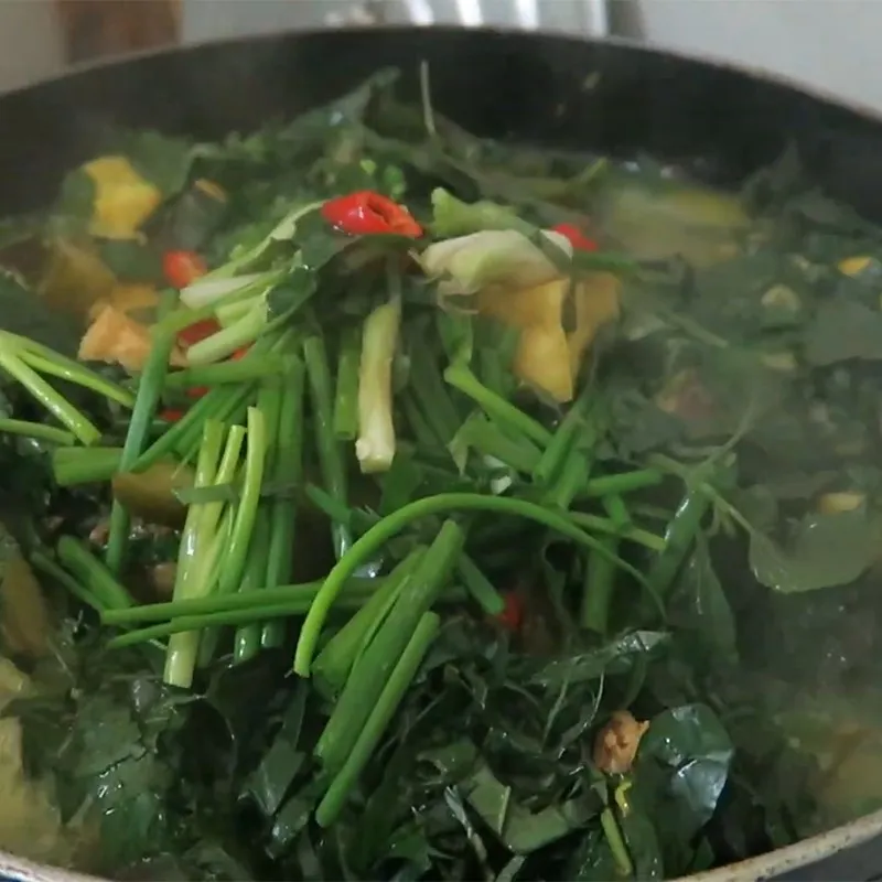 Bát cá lăng om chuối đậu thành phẩm với màu sắc bắt mắt và hương vị hấp dẫn