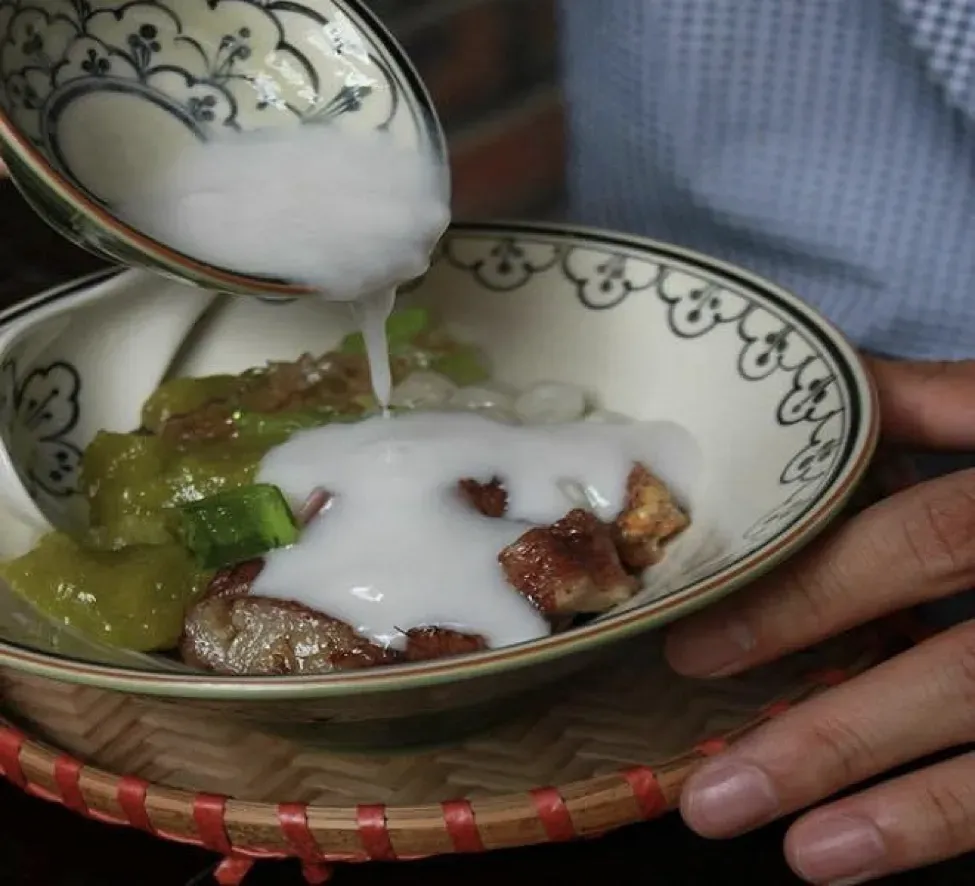 Bát chè chuối cốm nếp nướng thanh mát, đặc sản Hà Nội