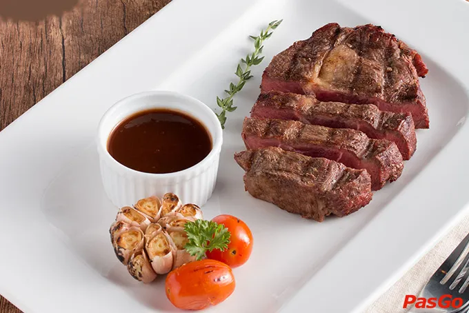 Không gian hiện đại tại Downtown Steakhouse