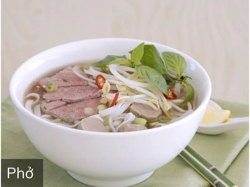 Bát phở bò Hà Nội nóng hổi, nghi ngút khói, món ăn nổi tiếng của thủ đô