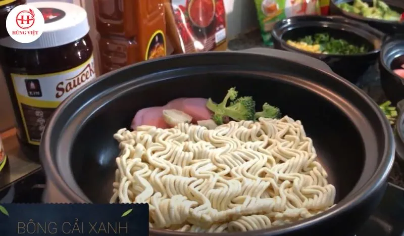 Bày các nguyên liệu vào nồi đất