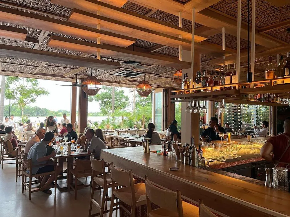 Không gian CLAY Saigon nhìn ra sông