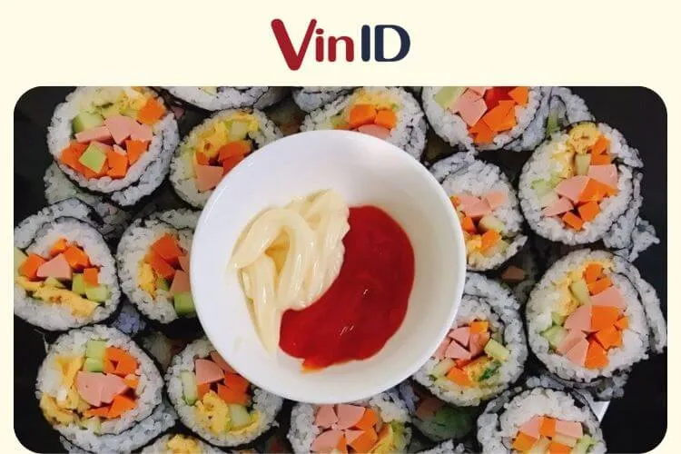 Đĩa cơm cuộn kimbap hoàn thiện đầy màu sắc