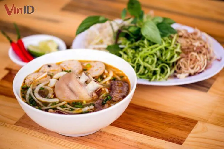 Tô bún bò giò heo Huế chuẩn vị, bắt mắt