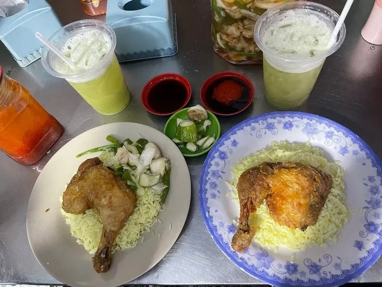 Cơm gà xối mỡ Cô Hà là quán ăn vỉa hè mở cửa 24/24 ở Sài Gòn