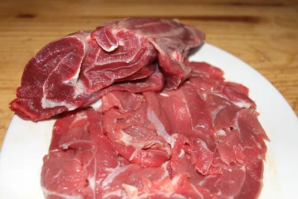 Thịt bắp bò sẽ góp phần vui miệng hơn cho món bún bò Huế