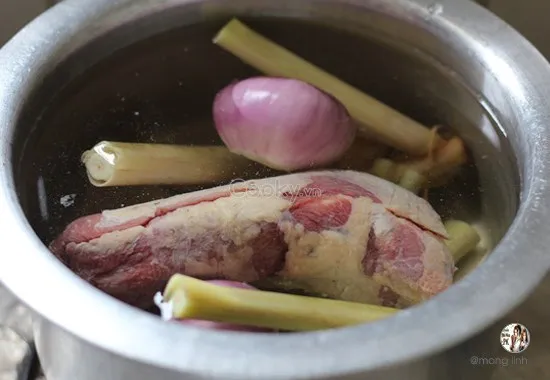 Luộc chân giò, xương bò, bắp bò cùng sả và củ hành tím