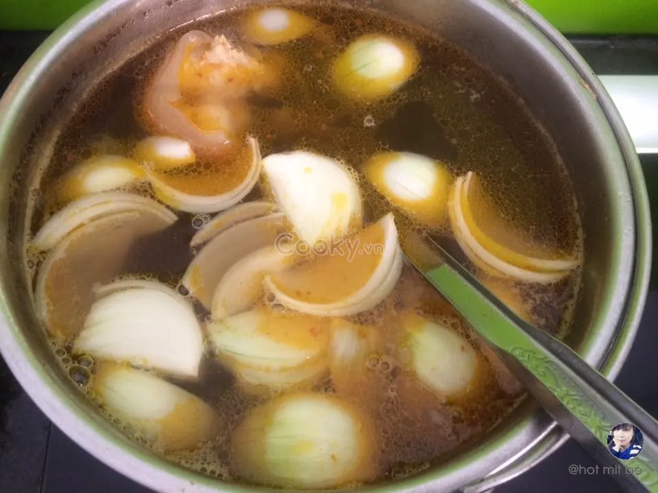 Bỏ hành tây vào nồi nước lèo bún bò huế sẽ giúp nước lèo ngon ngọt hơn