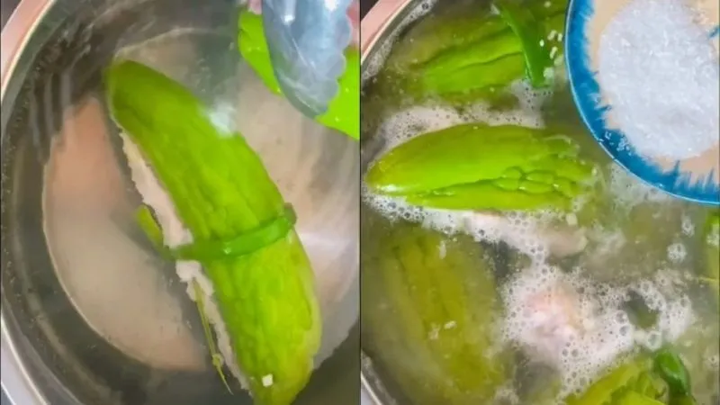 Quá trình nấu canh khổ qua dồn thịt trên bếp