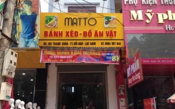 Biển đứng thu hút ánh nhìn người đi đường