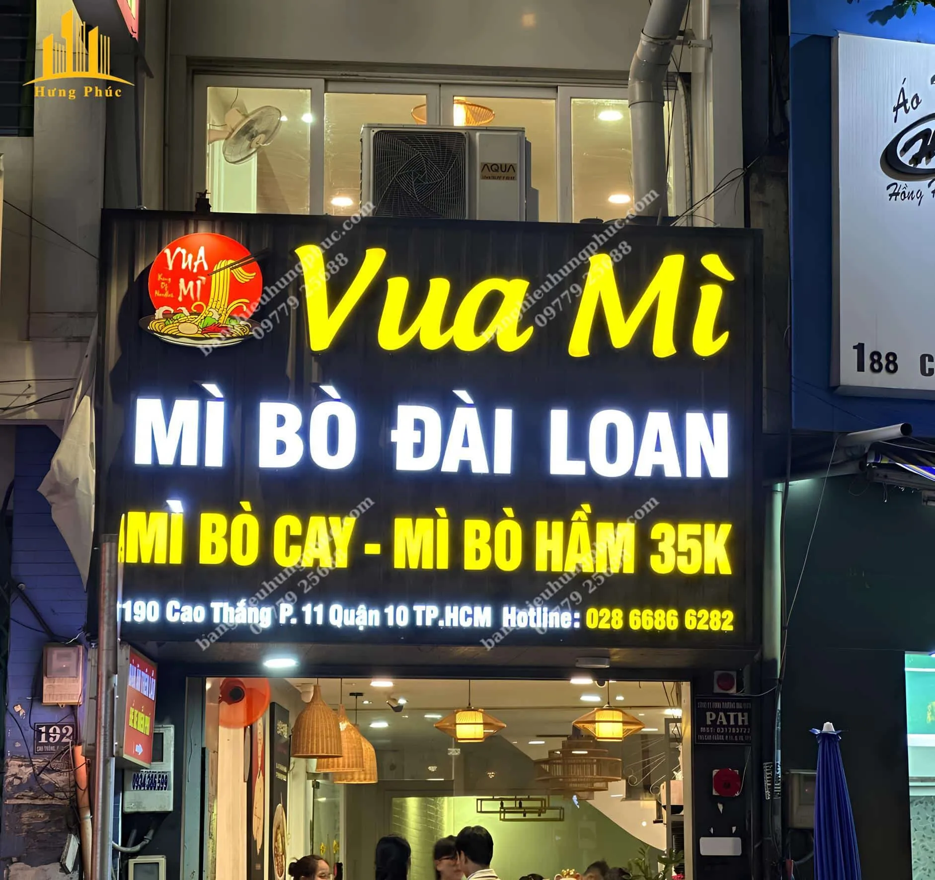 Biển hiệu quán mỳ chữ mica sáng mặt nền tôn sóng