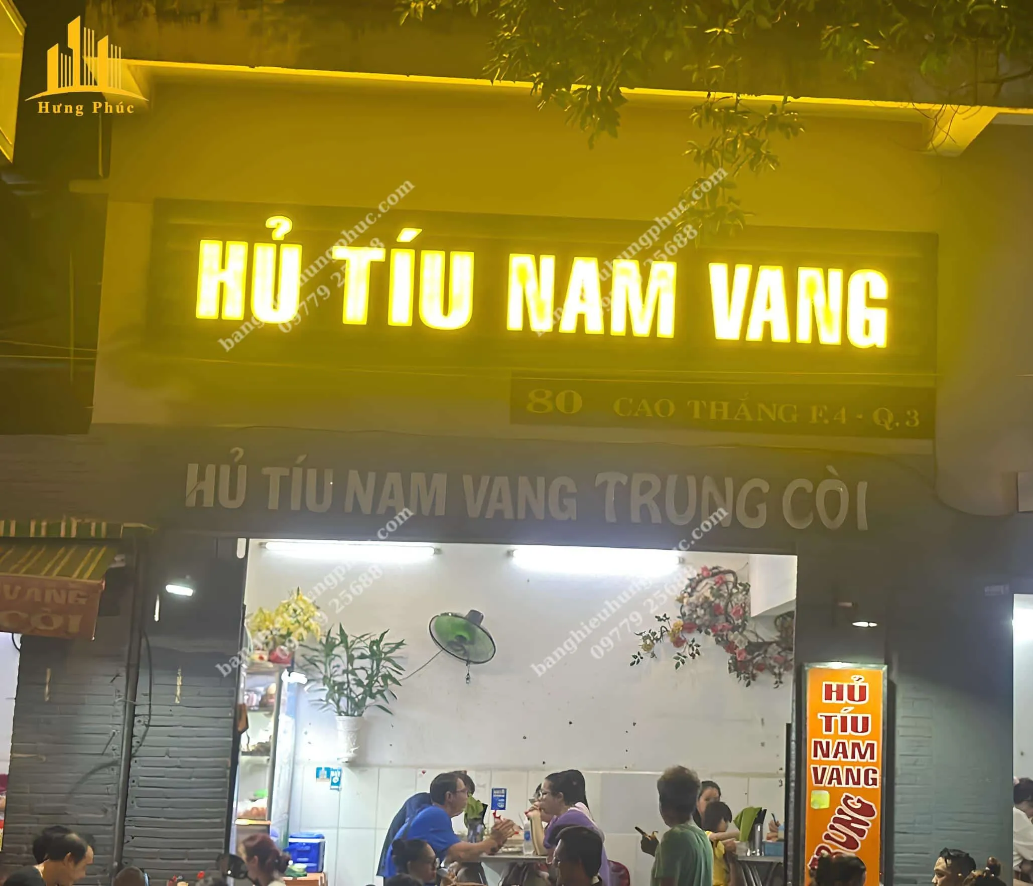 Biển hiệu quán mỳ chữ mica sáng mặt nền tôn sóng