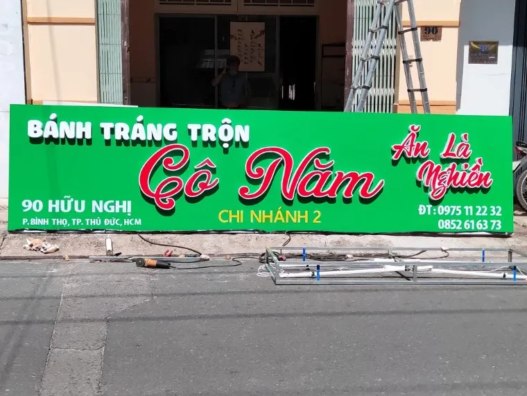 Chi tiết nội dung trên biển hiệu cần rõ ràng và dễ đọc