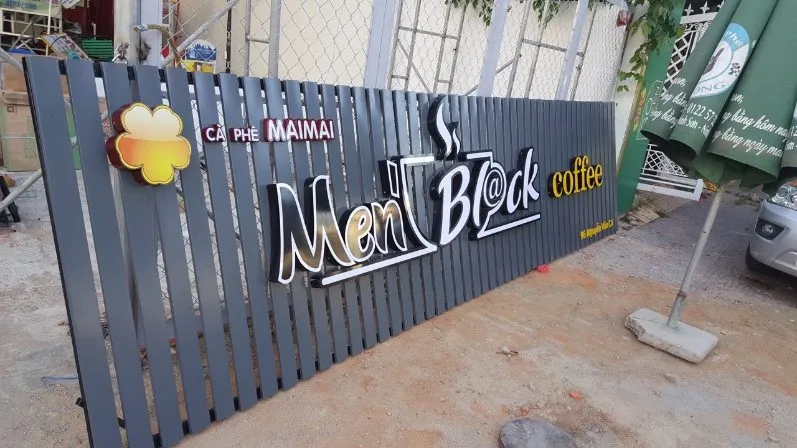 Biển quảng cáo mica sáng chân ấn tượng