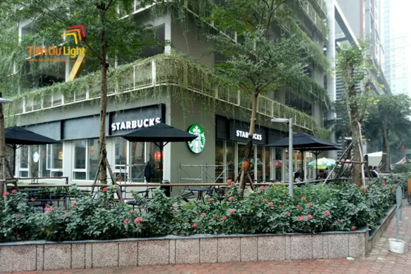 Mẫu biển quảng cáo đồ uống hiện đại với hiệu ứng đèn LED nổi bật ban đêm