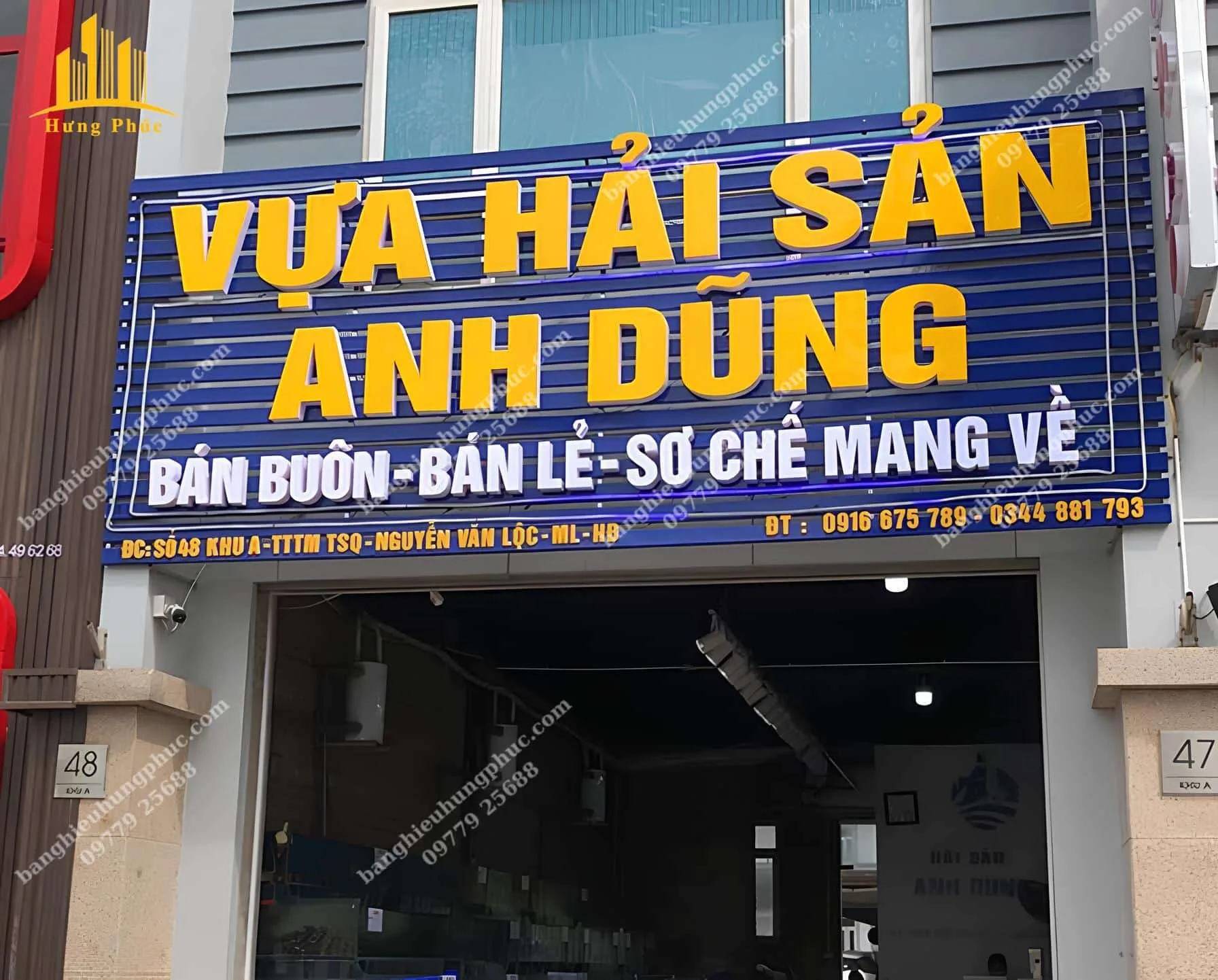 Bảng hiệu chữ mica nền lam sóng