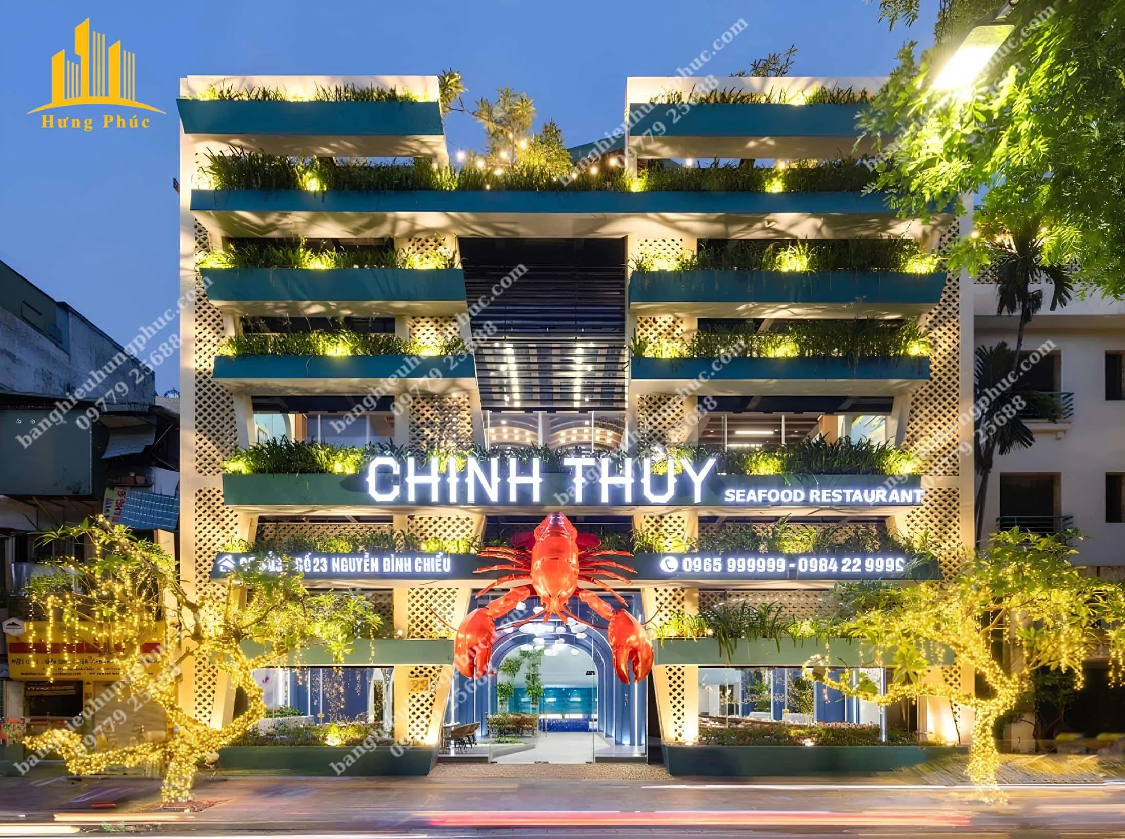 Bảng hiệu nhà hàng hải sản Chinh Thùy sử dụng chữ nổi Inox mặt Mica sữa sáng mặt