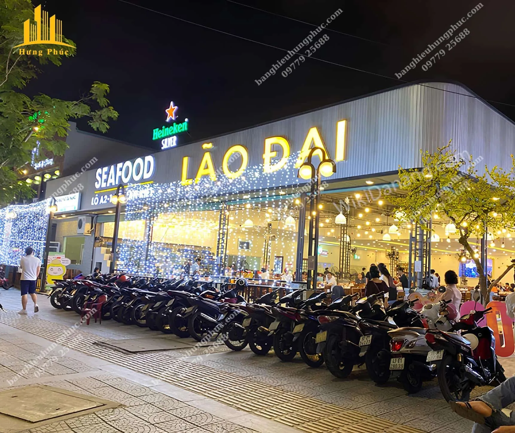 Bảng hiệu quán hải sản chữ nổi sáng mặt nền tôn