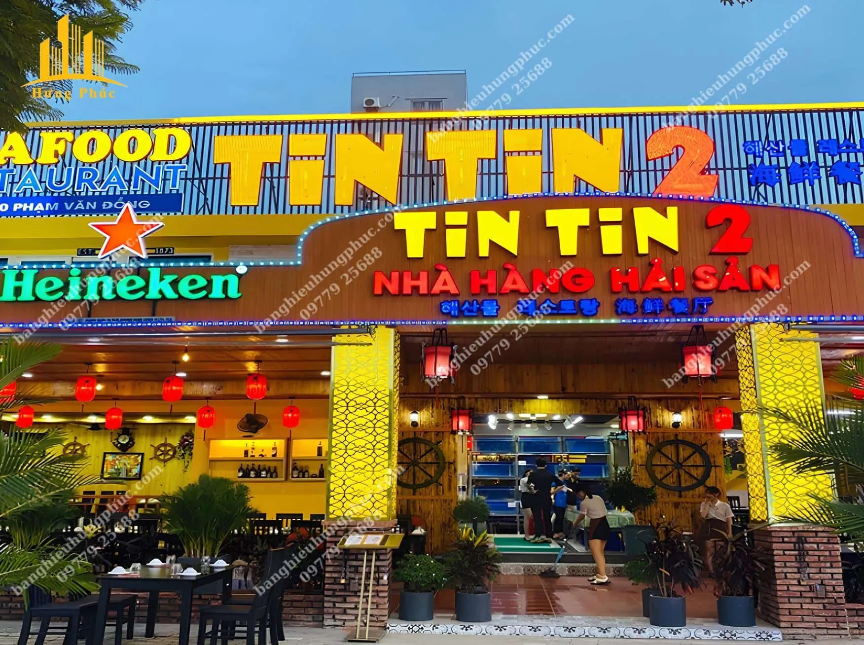 Bảng hiệu nhà hàng hải sản TIN TIN 2 dùng chữ nổi Mica sáng mặt