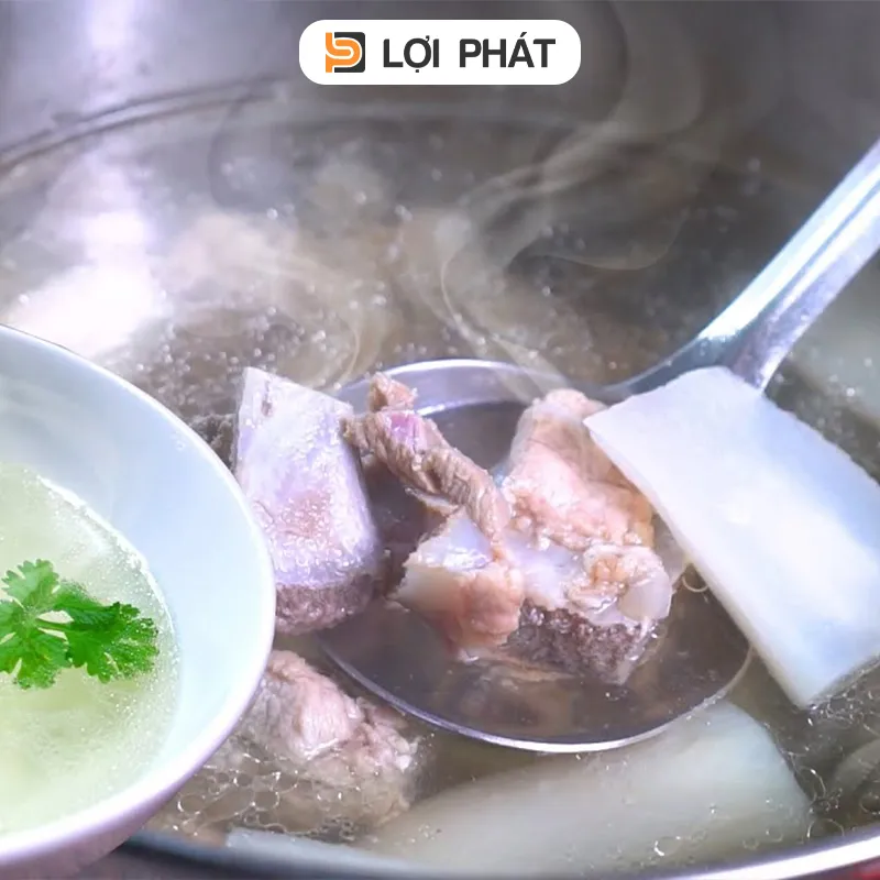 Quá trình nấu nước dùng cho bún nước lèo