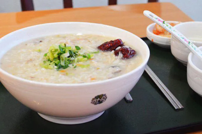 Món cháo chim bồ câu hạt sen thơm ngon bổ dưỡng cho trẻ em 18 tháng tuổi