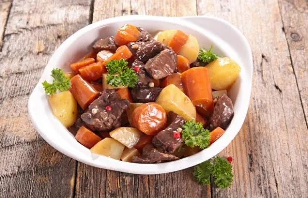Nguyên liệu thịt bò hầm củ quả gồm thịt bò, cà rốt, khoai tây và rau thơm