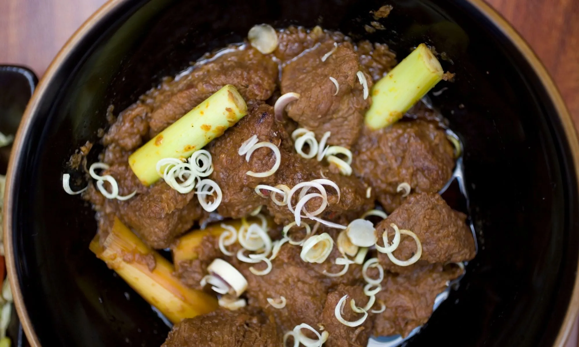 Nạm bò hầm sả với thịt mềm, nước dùng ngọt thanh