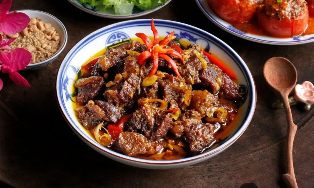 Nạm bò kho sả ớt với nước kho sánh, màu nâu đỏ hấp dẫn