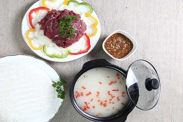 Bò nhúng mẻ thanh mát chua ngọt hài hòa với các loại rau sống tươi ngon