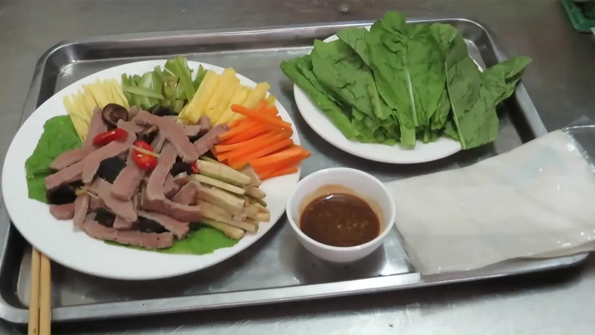 Bò tái cuốn cải xanh với nấm hương thơm ngon