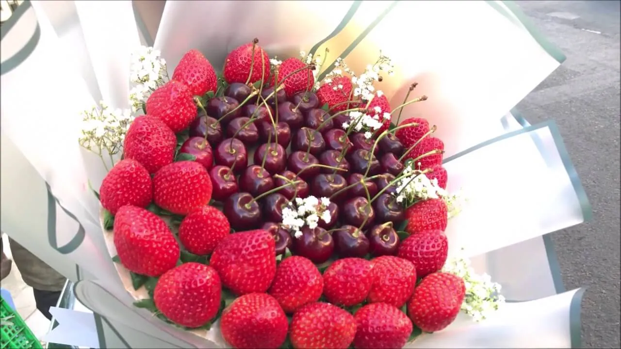 Sự kết hợp đẳng cấp giữa dâu tây và cherry đỏ mọng