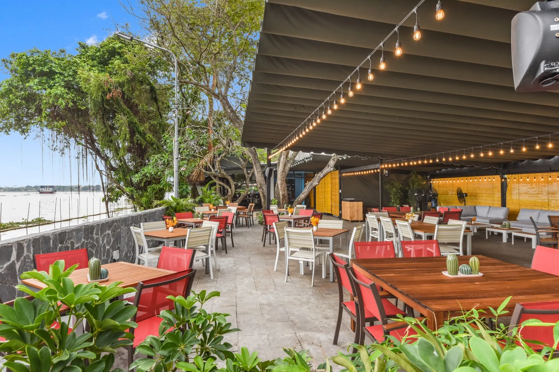 Không gian Boat House với view sông Sài Gòn, phục vụ cả dịch vụ du thuyền riêng