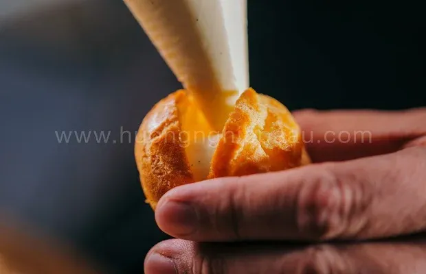 bơm nhân vào vỏ bánh su kem