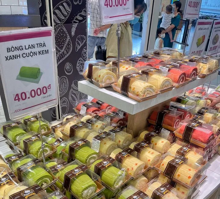 Bánh bông lan cuộn kem trà xanh với cốt bánh mềm mịn và nhân kem tươi