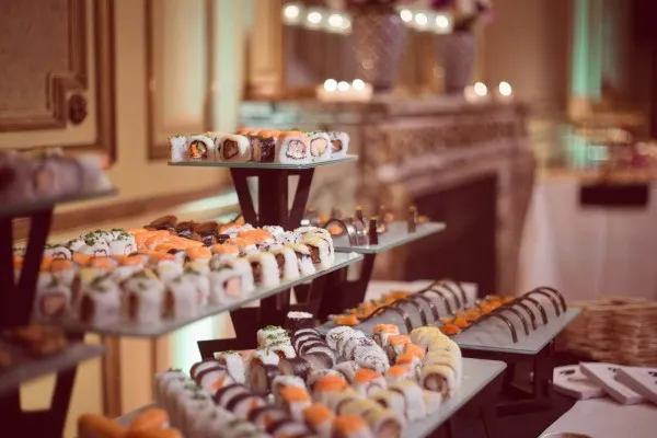 Quầy buffet với nhiều món ăn đa dạng