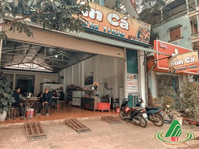 Bát bún cá Phong Thủy đầy đặn với cá chiên giòn và rau tươi