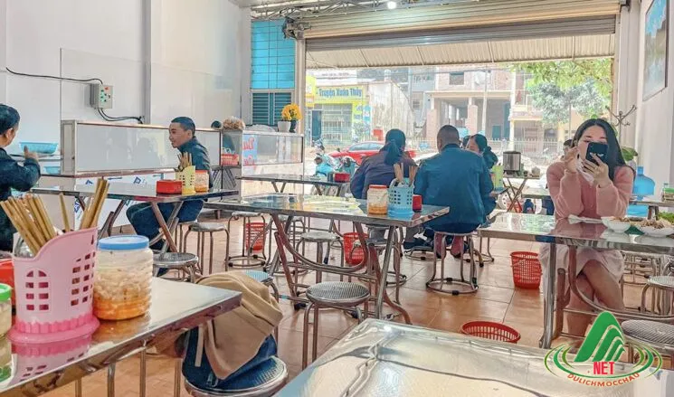 Cảnh quan đường phố Hàng Thùng, Hà Nội với các cửa hàng san sát