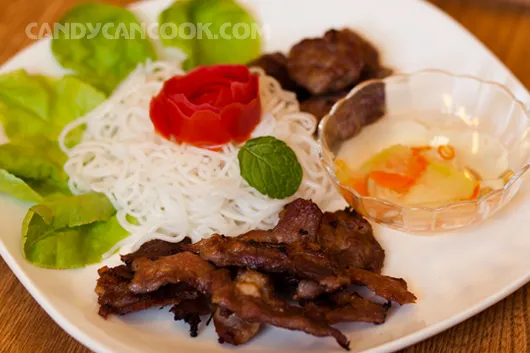 Bún chả ăn một lần nhớ mãi vị thơm ngọt của cả chả miếng và chả băm ^^