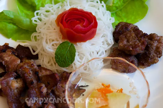 Bún chả nhìn hấp dẫn chưa này cả nhà ^^