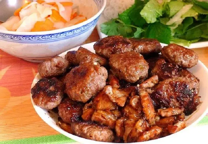 Bún chả Tuyết Hàng Than với những miếng chả nướng vàng ươm, đậm đà hương vị, góp phần tạo nên nét đặc sắc của ẩm thực Phố Cổ Hà Nội.