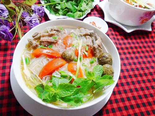 Bún sườn heo nấu sấu chua thanh